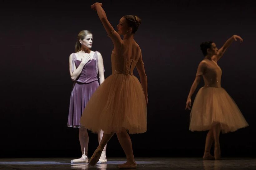 The National Ballet of Canada: Emma Ouellet, Heather Ogden. Passion. Foto: Karolina Kuras.